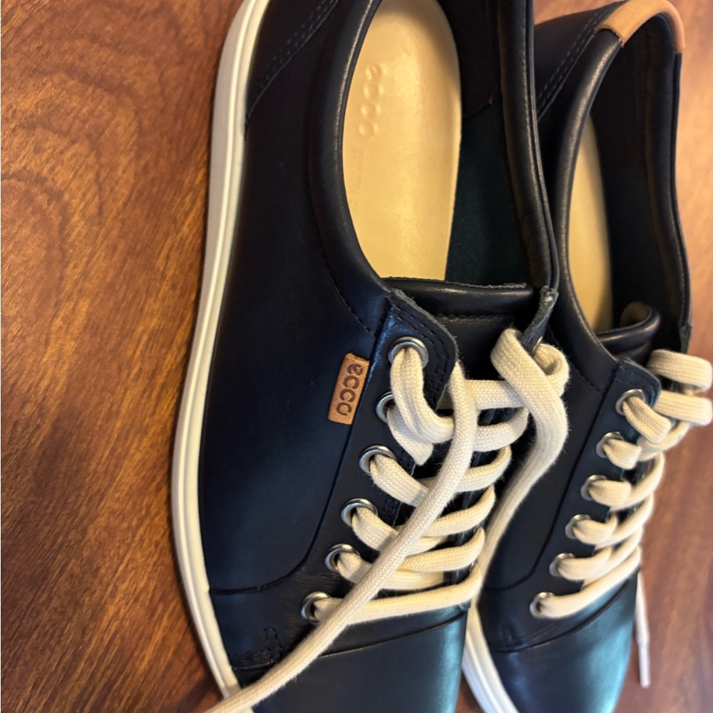 New Women’s ECCO Soft Leather Sneakers, size 8 Marine
New without box.